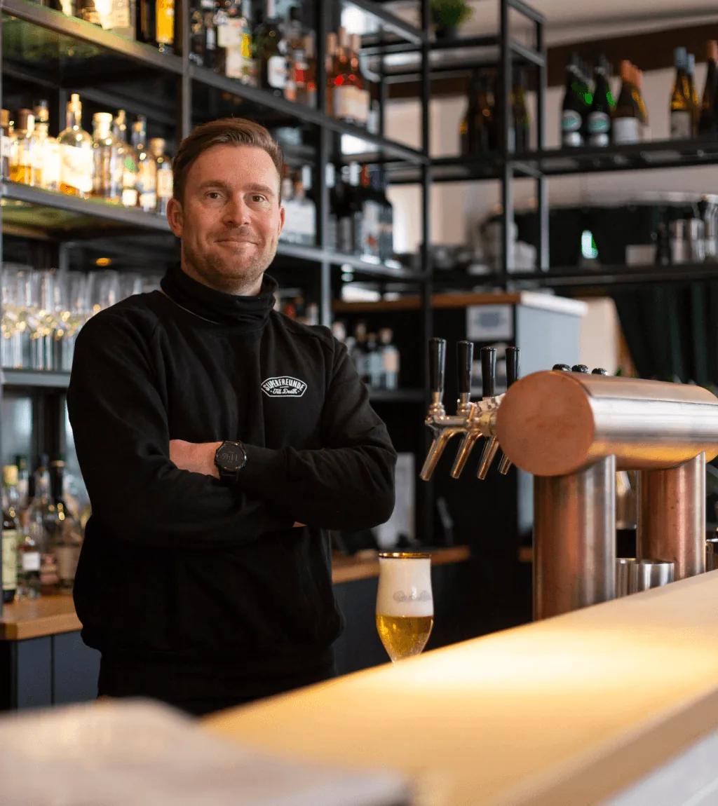 Markus Quadt, Inhaber Alte Post — Portrait am Tresen seines Restaurants
