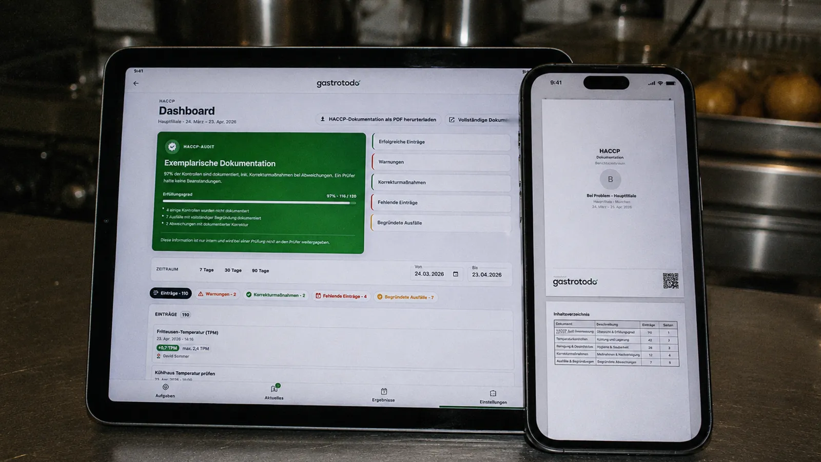 Mitarbeiter dokumentiert eine Temperaturkontrolle am Tablet