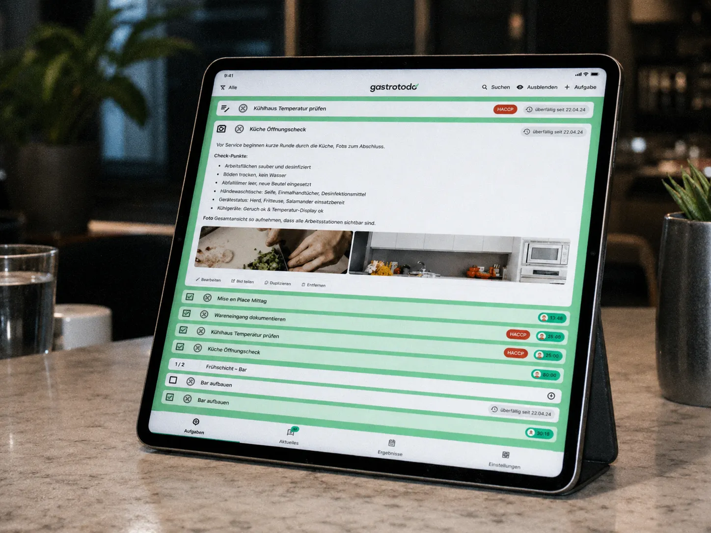gastrotodo am Küchen-Tablet: HACCP-Aufgaben und Check-Punkte für die Schicht.